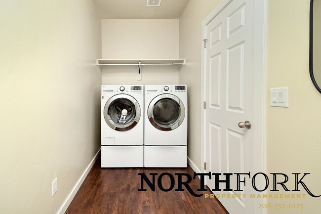 Building Photo - Welcome Home to Comfort & Convenience