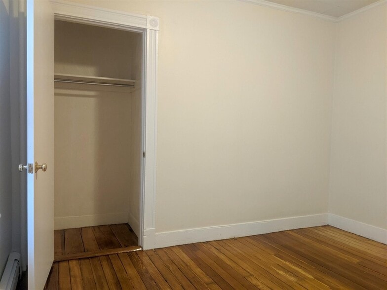 Building Photo - 83 Yorktown St