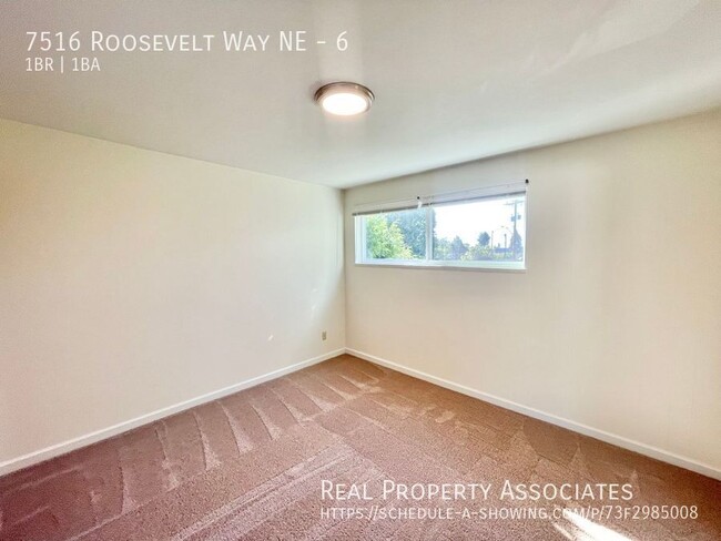 Building Photo - Top Floor 1-Bed/1-Bath in Roosevelt! **Hea...