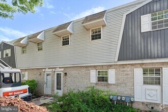 Building Photo - 525 Village Ln.