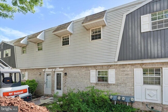 Primary Photo - 525 Village Ln.