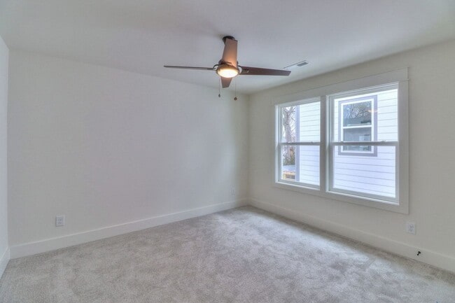 Building Photo - 2404 Middle St