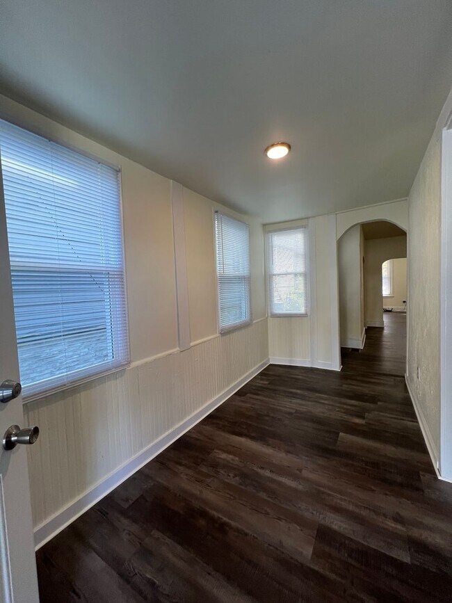 Building Photo - Updated 2BR Townhome with office & parking spot!