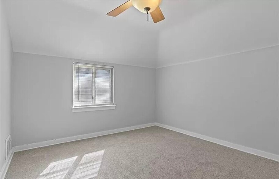 Building Photo - 118 Macfarlane Dr