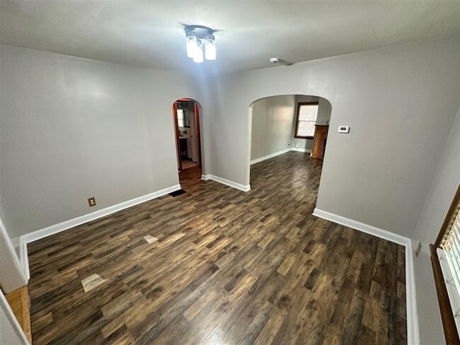 Building Photo - 332 E Esplanade Ave