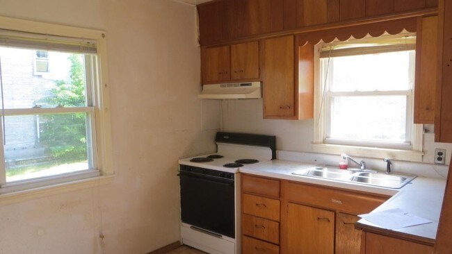 Building Photo - 2105 Lakeview Ave