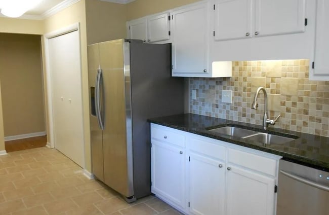 Building Photo - NEW LISTING!!!!!