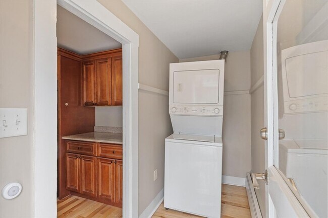 Building Photo - 20 School St