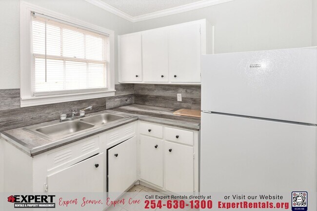 Building Photo - Newly Renovated 2BR/1BA Home with Spacious Backyard