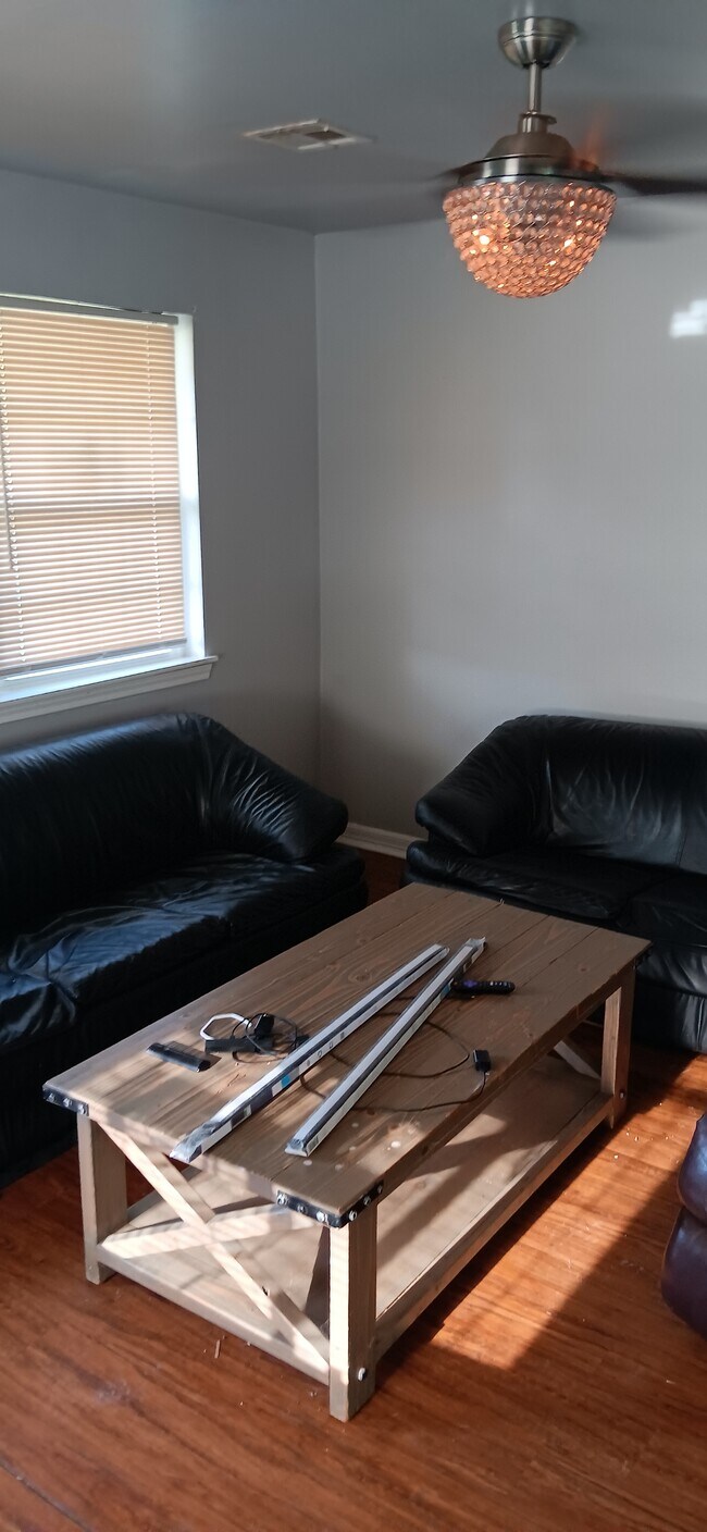 Building Photo - 548 E Woodrow St