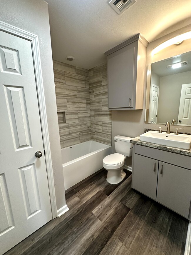 Building Photo - 1814 Fox Run Dr