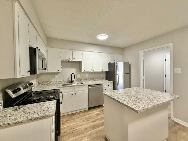 Building Photo - Tour Today!  Newly Renovated 2-Bedroom, 1-Bath Duplex!