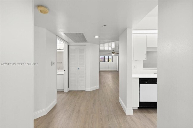 Building Photo - 1351 SW 141st Ave