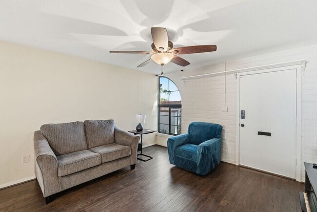 Building Photo - Charming Furnished, 55+ Community in Green Valley!