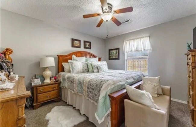 Building Photo - 2 bedroom 1 bath duplex with 1 car garage
