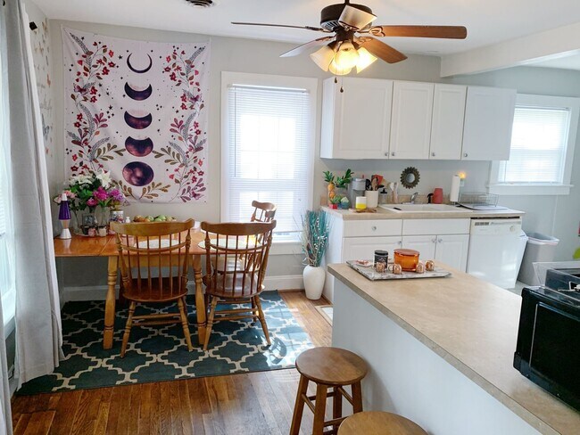 Building Photo - 3 Bedrooms 2 Full Bathrooms with fenced in...