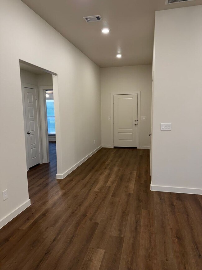 Building Photo - Harvest Neighborhood Beauty