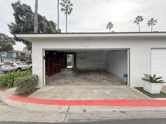 Building Photo - Rare Surfside One Bed Condo with Two Car G...