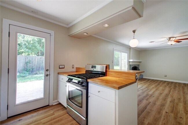Building Photo - 900 Aurora Cir