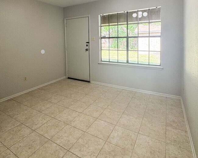 Building Photo - Comfortable 3BR/2BA Home in a Prime Location Near Forest Hills