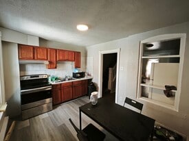 Building Photo - 827 Laufer St