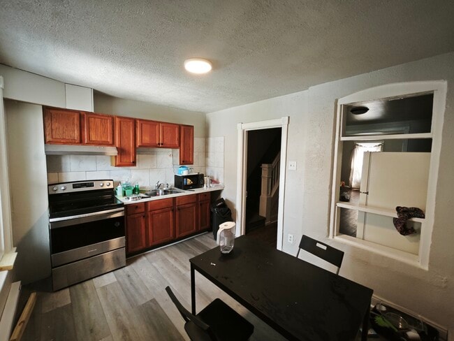 Building Photo - 827 Laufer St