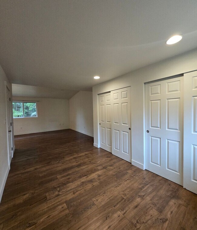 Building Photo - ***PENDING APPLICATION***4 Bedroom, 2 Bath...