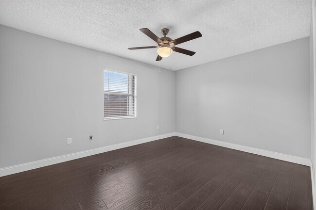 Building Photo - 825 SE Starflower Ave