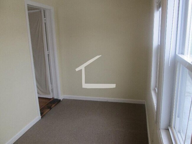 Building Photo - 9/1 No Fee! Spacious 3BR near Oak Sq, BC, w/d in unit!