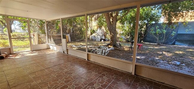 Building Photo - 606 SE 13th Ct