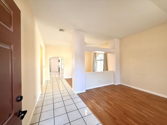 Building Photo - Spacious 4-Bedroom, 2-Bathroom Single-Stor...
