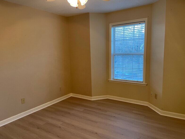 Building Photo - 6704 W Friendly Ave