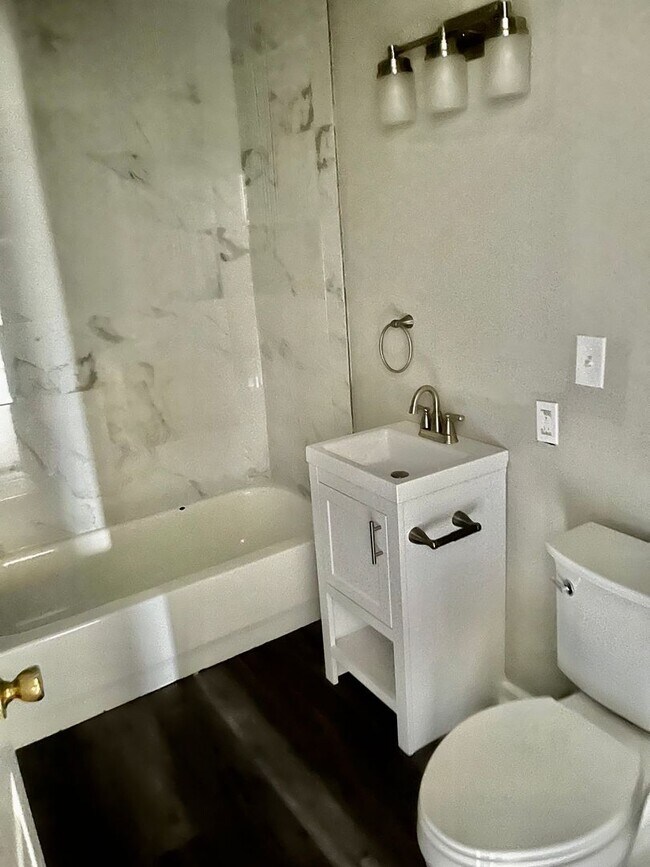 Building Photo - Fully Renovated!