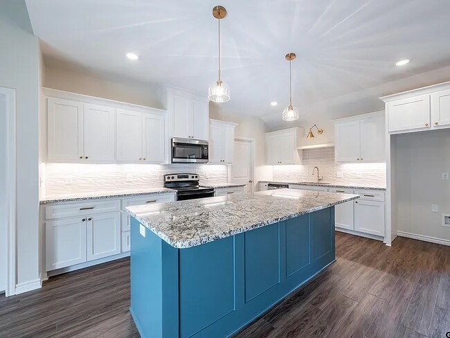 Building Photo - 215 Timberline Dr