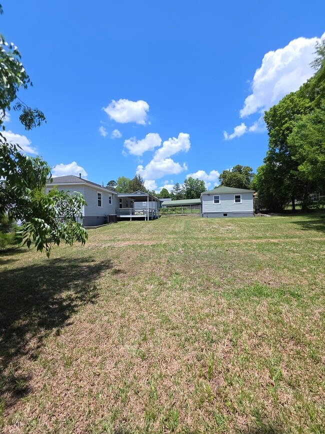 Building Photo - 3 Bedroom, 1 Bathroom Rental