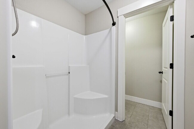 Building Photo - 3 Bed, 2.5 Bath Townhome Centrally Located– Bend, OR