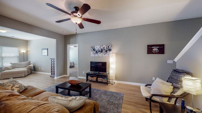 Building Photo - 3 bedrooms, 2 bathrooms in the City of Ric...