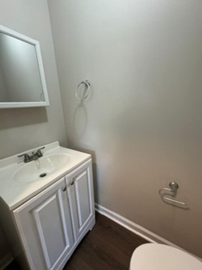 Building Photo - THREE BEDROOM / 1 1/2 BATH HOME