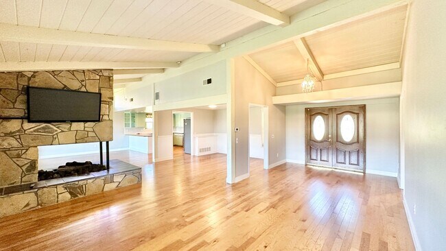 Building Photo - Lovely, Open Floor Plan, Single Story Located in the Desirable Live Oak Estates of Fallbrook!