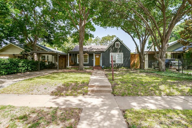 Building Photo - Arlington Heights Bungalow