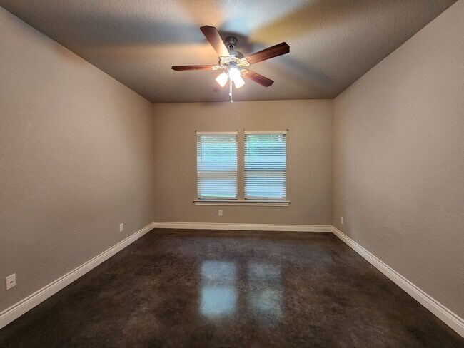 Building Photo - LOCATION! Walk to Torrey Park / Close to NB Downtown & Gruene / No Carpet / NBISD