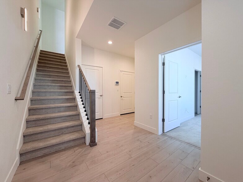 Building Photo - 4022 Ascend Grv