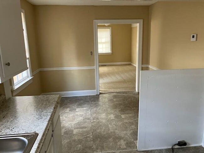 Building Photo - 915 College Cir N
