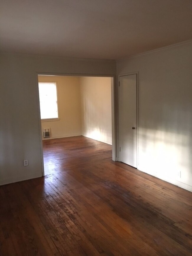 Building Photo - 2 bedroom 1 bath close to VSU and downtown