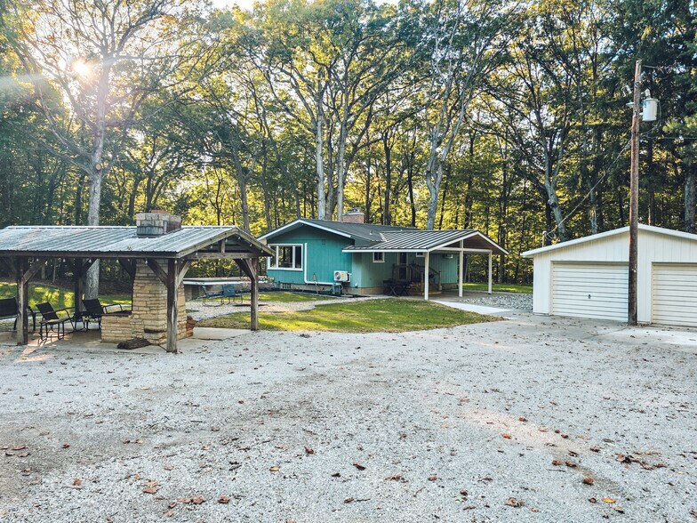 Building Photo - 1008 W Singing Woods Rd