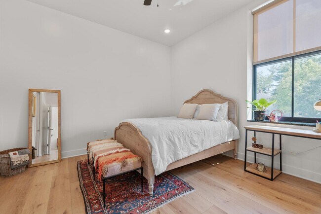 Building Photo - 301 N Mulberry St