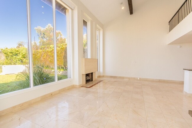 Building Photo - 4 Bedroom / 3 Bathroom Home With Panoramic...