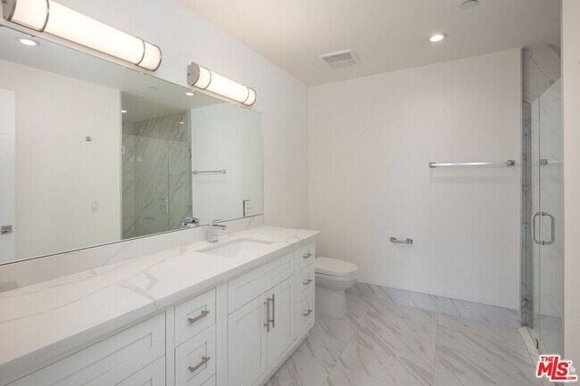 Building Photo - 320 N La Brea Ave