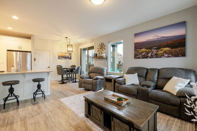 Building Photo - Charming Redmond Craftsman Retreat – Stylish 3-Bed, 3-Bath Home with Community Amenities