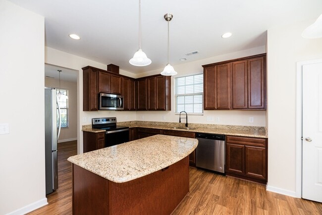 Building Photo - Spacious 5 Bedroom, 3 bath home in Greensboro with 2 car garage